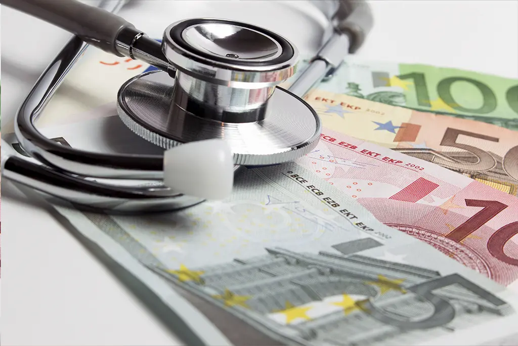 Geld und Stethoskop